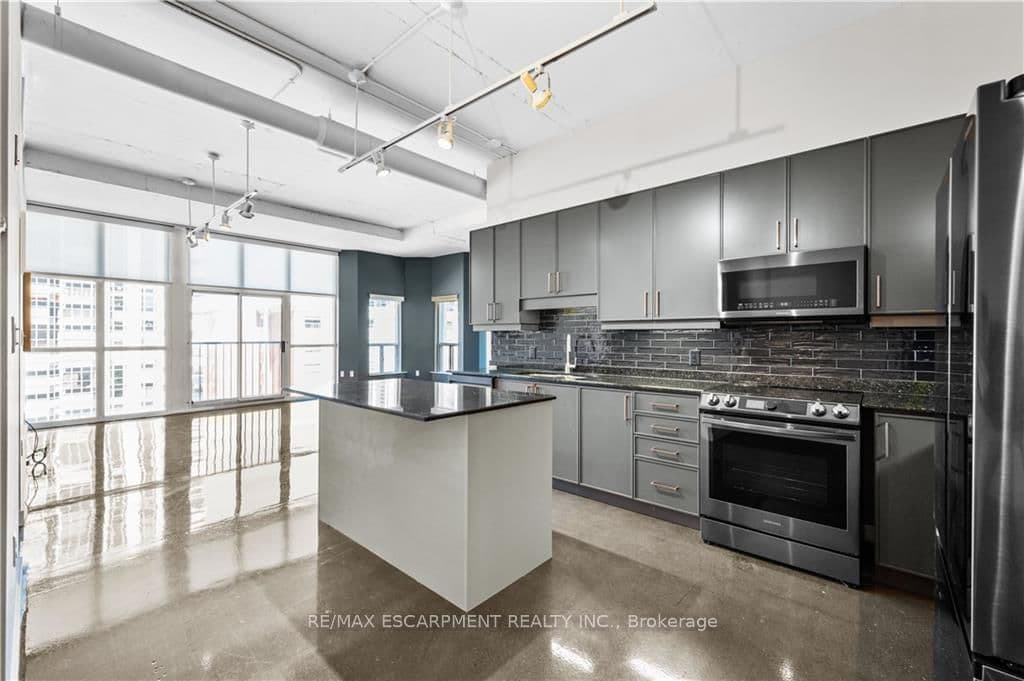 66 Bay Street S, Unit 614