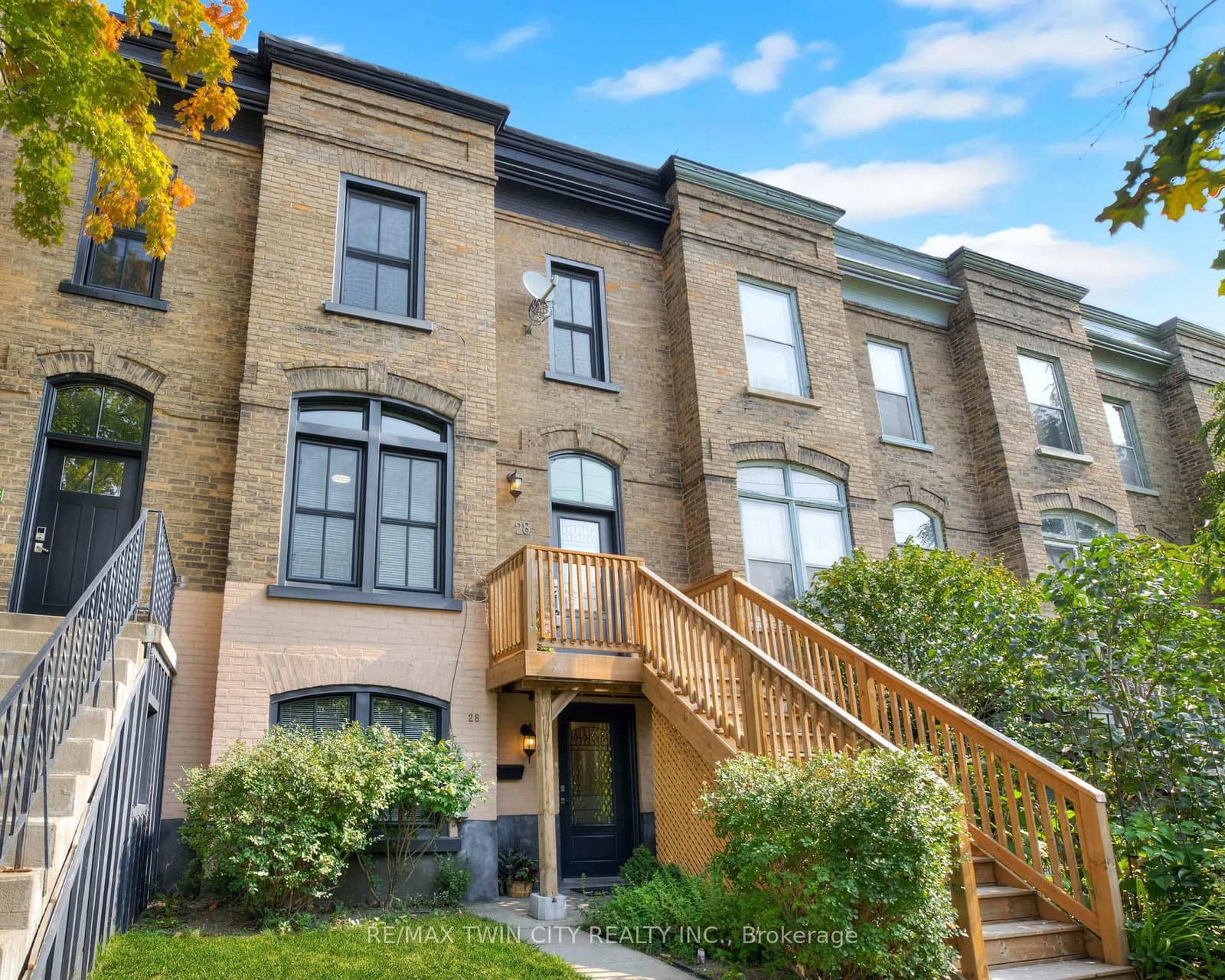 28 Courtland Avenue E