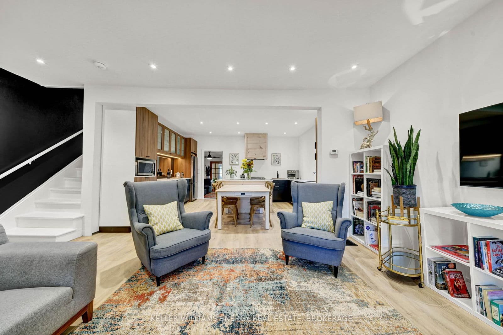 214 Wellington Main St Street