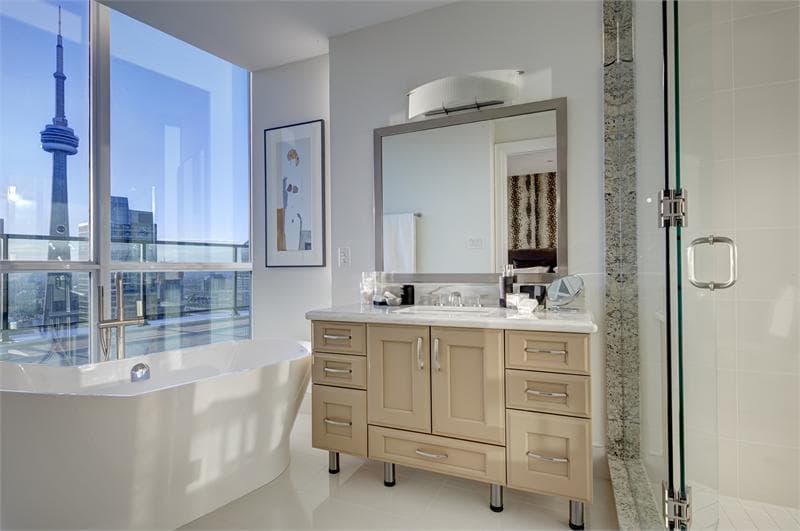 33 Bay at Pinnacle Centre Condos - Image 3